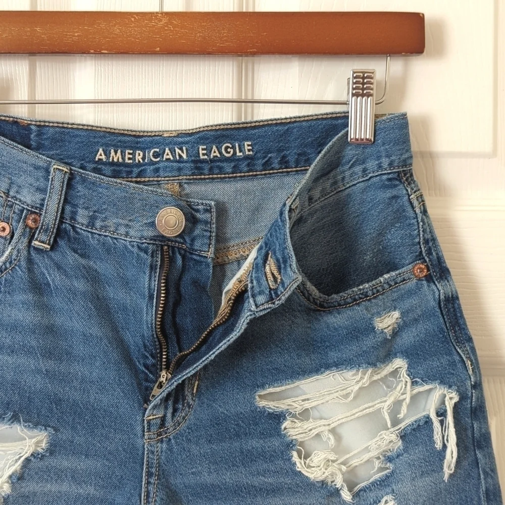 American Eagle Distressed Medium Wash Low Rise Baggy Denim Jean Shorts 00